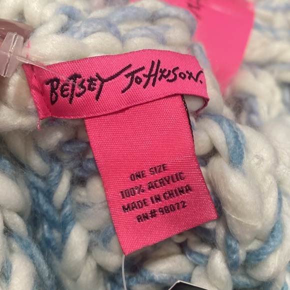 🆕 Betsey Johnson Women's Snow Diggity Cowl Cold Weather Scarf. NWT - Picture 8 of 9